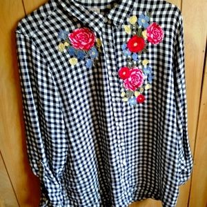 3 for $25😁😁Button up flannel with flowers size 6